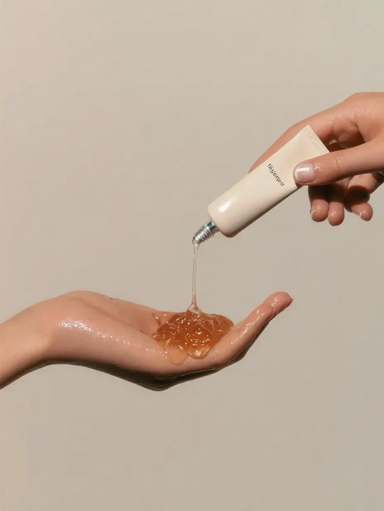 kotas2024kotas_httpss.mj.run_AoTHxdcmxs_minimalist_beauty_pro_0c04524f-809a-4f15-9d64-904370406206_0